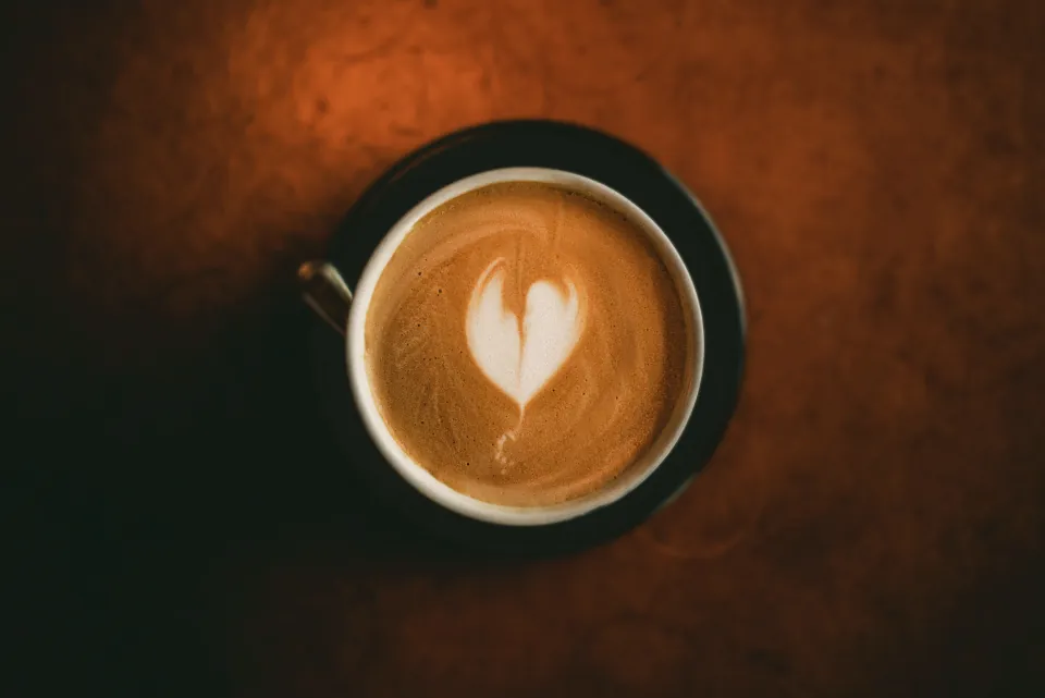 Café de especialidad servido de día en VIP Capital