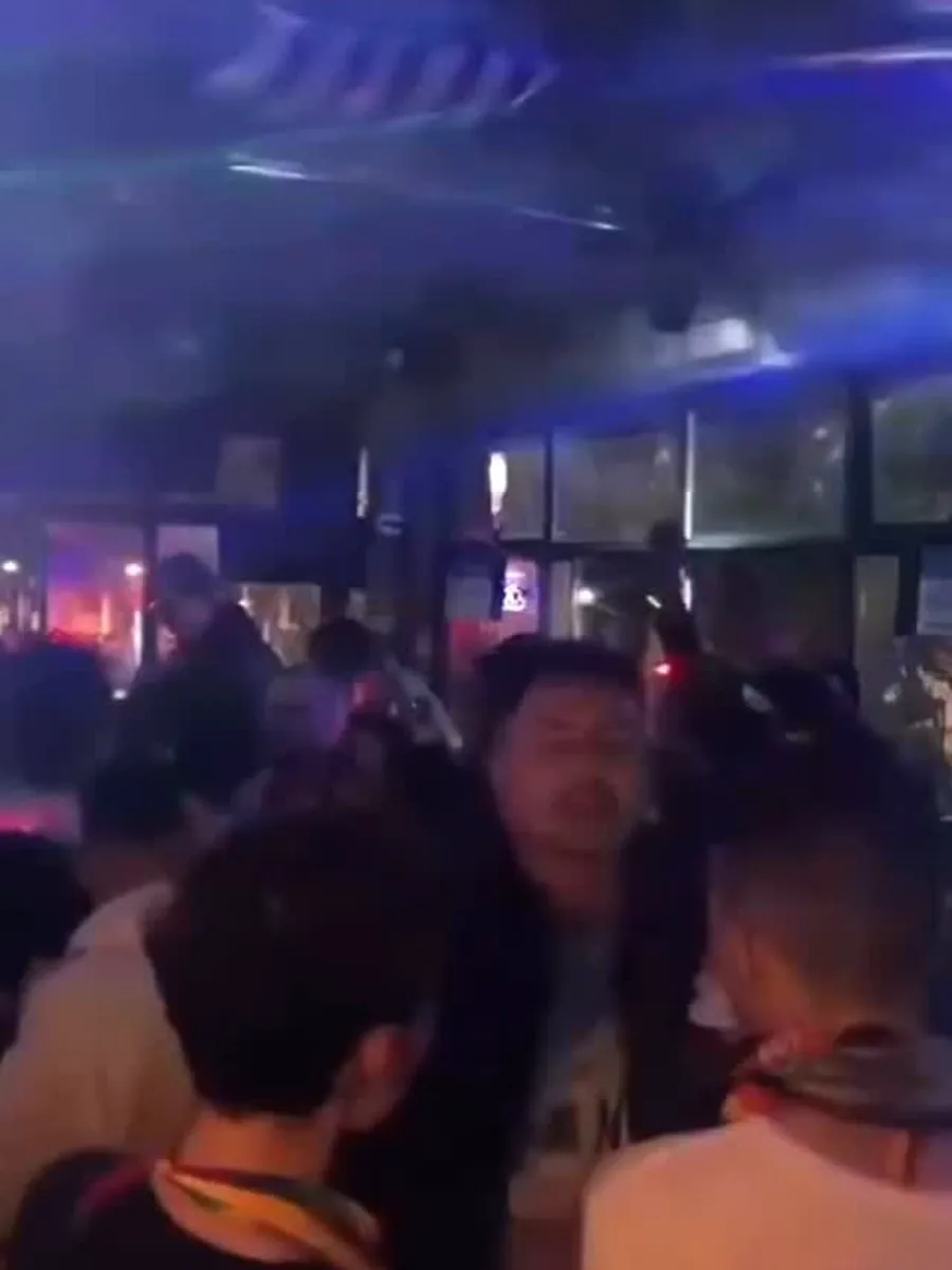 Amigos compartiendo una noche bajo luces azules en VIP Capital