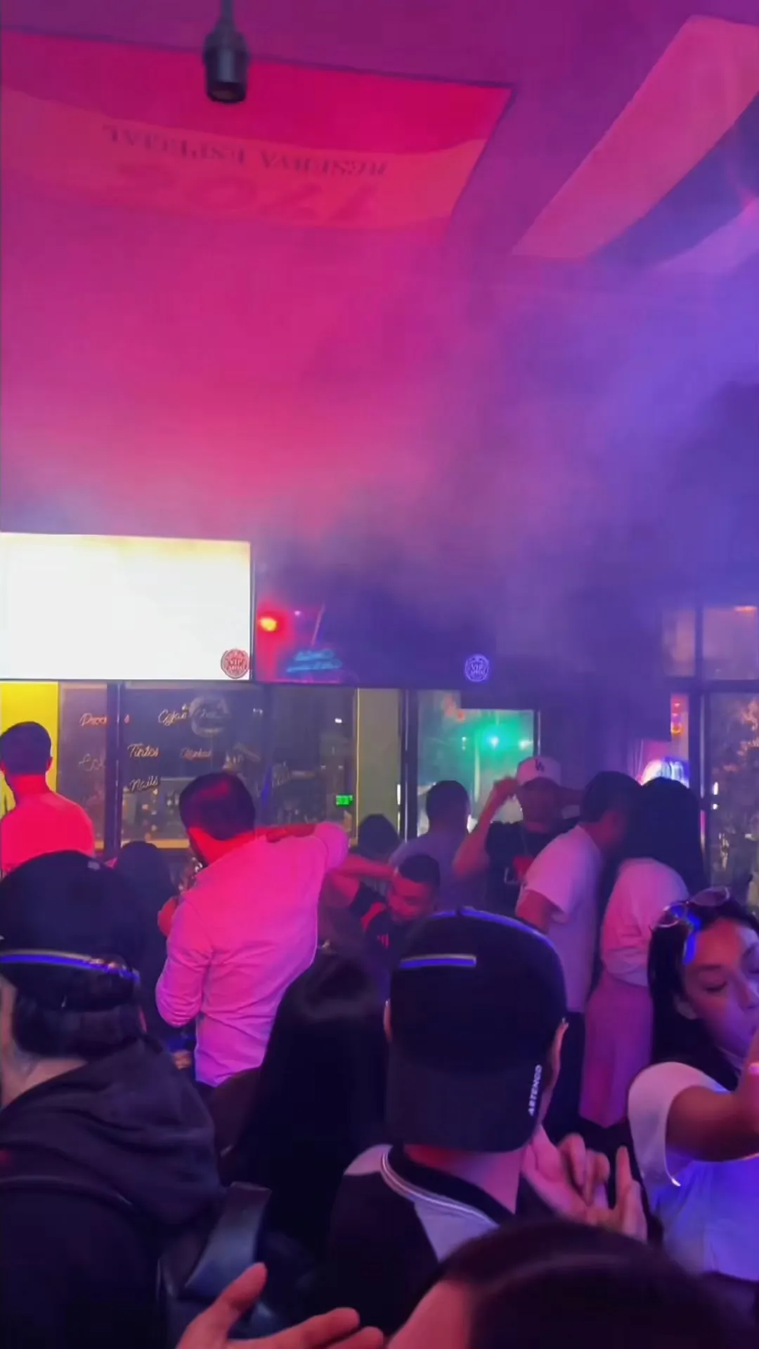 Ambiente nocturno de VIP Capital con luces de neón en La Candelaria