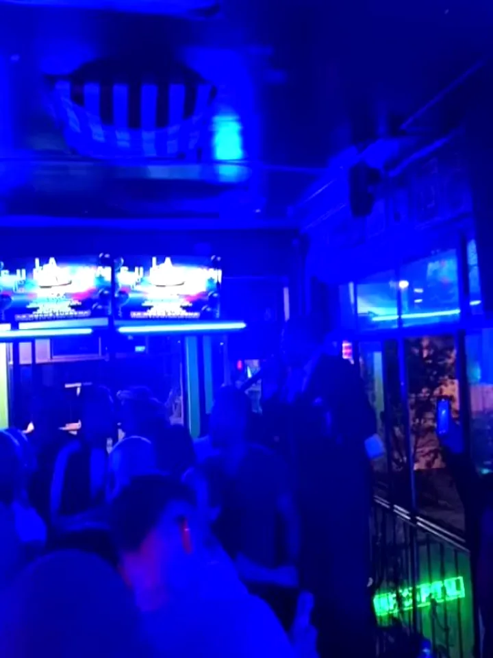 Interior de VIP Capital de noche, con barra y luces azules